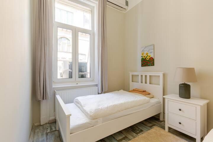 For Rent In Centre דירה *
